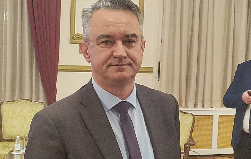 БЕОГРАД, 28. ФЕБРУАРА /СРНА/ - Дарко Младић, син генерала Ратка Младића, сматра да је изузетно важно што су се званичници Републике Српске и Србије окупили вечерас у Београду на пријему поводом обиљежавања Дана Републике Српске и 32 године од доношења првог устава Српске - темељног акта државности српског народа у БиХ.