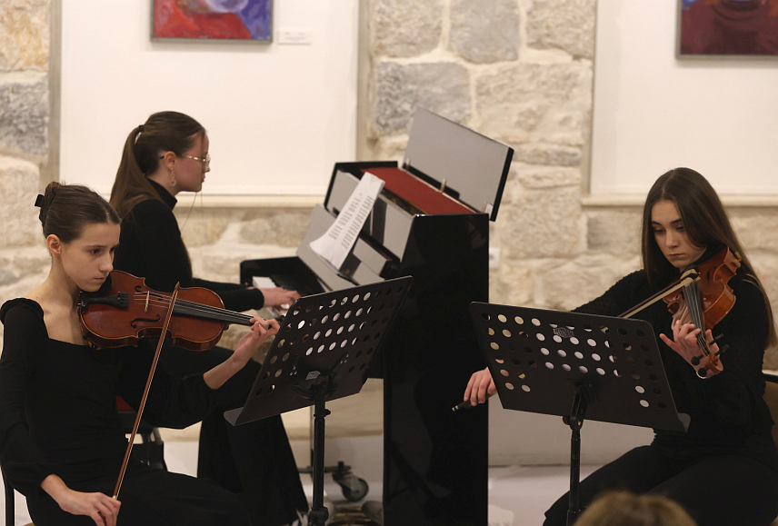 ТРЕБИЊЕ, 28. ФЕБРУАРА /СРНА/ - Професори и ученици основне и средње Музичке школе у Требињу приредили су вечерас у Музеју Херцеговине концерт сјећања посвећен наставницима који су својим радом дали немјерљив допринос развоју и раду ове школе од њеног оснивања до данас.