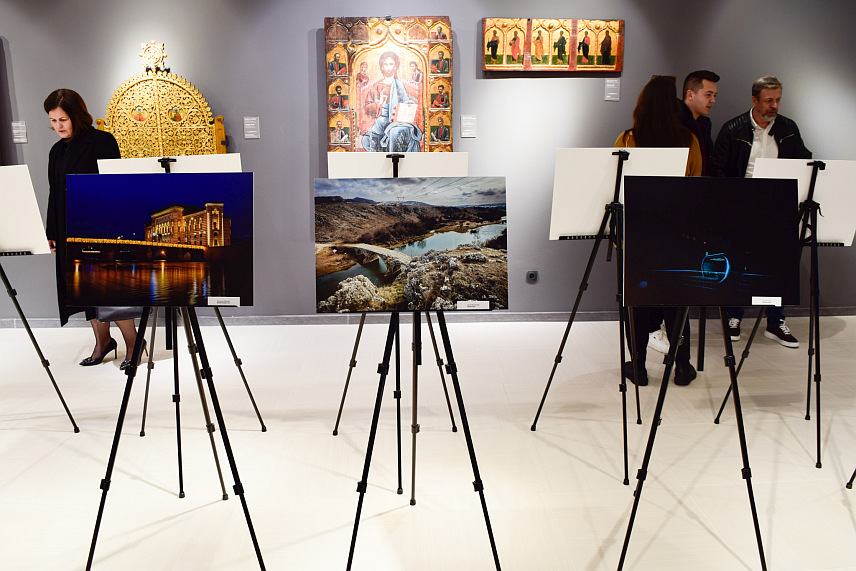 МОСТАР, 28. ФЕБРУАРА /СРНА/ - У Музеју Житомислић отворена је изложба 25 одабраних радова о мостовима у БиХ, бисерима градитељства, који су пристигли на наградни фото-конкурс.