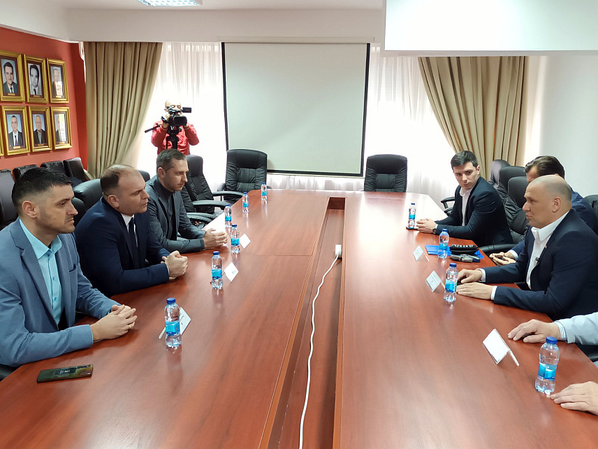 ЗВОРНИК, 29. ФЕБРУАРА /СРНА/ - Градоначелник Зворника Бојан Ивановић и директор Бициклистичке трке "Београд-Бањалука" Владимир Куваља потписали су данас Уговор о сарадњи и реализацији ове трке, која ће бити одржана од 18. до 21. априла.