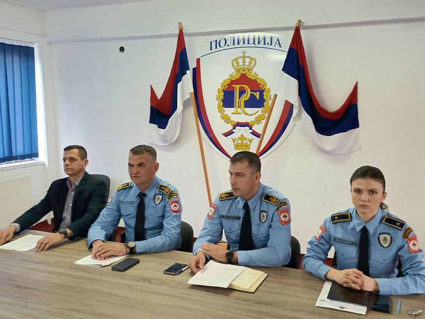 ЗВОРНИК, 29. ФЕБРУАРА /СРНА/ - Начелник Полицијске управе Зворник Александар Васиљевић са сарадницима на конференцији за новинаре.