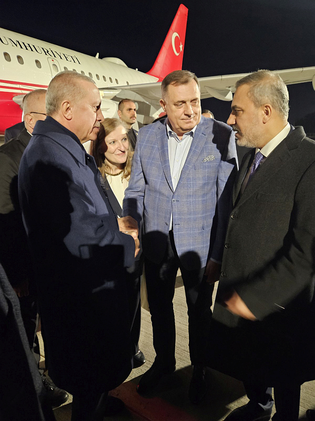 АНАТАЛИЈА, 29. ФЕБРУАРА /СРНА/ - На аеродром у Анталију готово истовремено допутовали су предсједници Републике Српске Милорад Додик и Турске Реџеп Тајип Едрдоган, јавља извјештач Срне из Анталије.