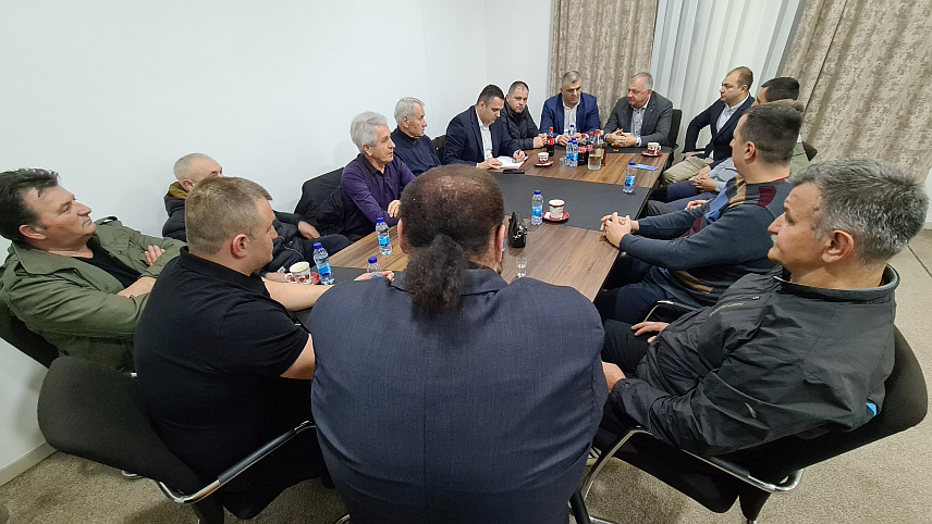 ТЕСЛИЋ, 29. ФЕБРУАРА /СРНА/ - У Теслићу је вечерас одржан састанак руководства локалних политичких партија СПС-а, СНСД-а, Демоса, Уједињене Српске и СП-а с циљем заједничког коалиционог дјеловања и избора заједничког кандидата за начелника општине на локалним изборима.