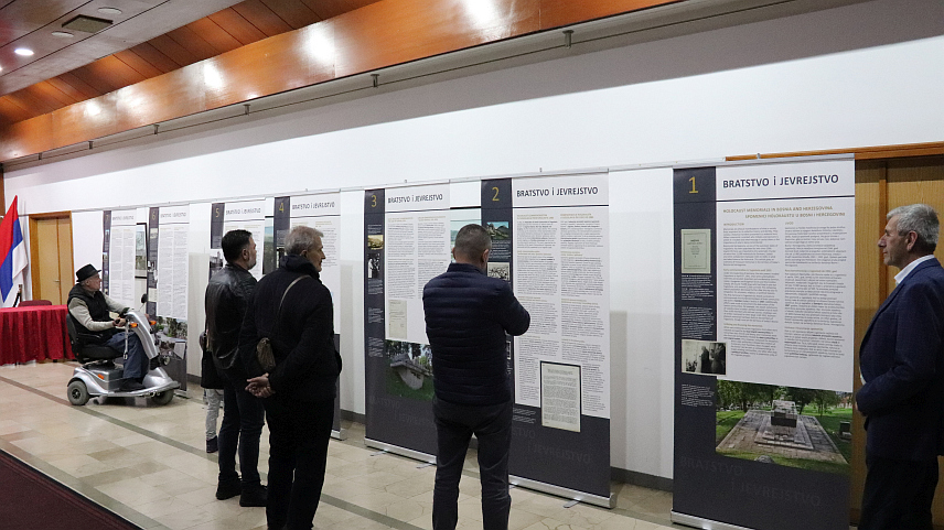 ДЕРВЕНТА, 29. ФЕБРУАРА /СРНА/ - У Дервенти је вечерас отворена изложба под називом "Братство и јеврејство", аутора Михаила Игла и Катје Гросамер из Њемачке, а на седам банера представљена су мјеста гдје се налазе споменици Холокауста у БиХ.