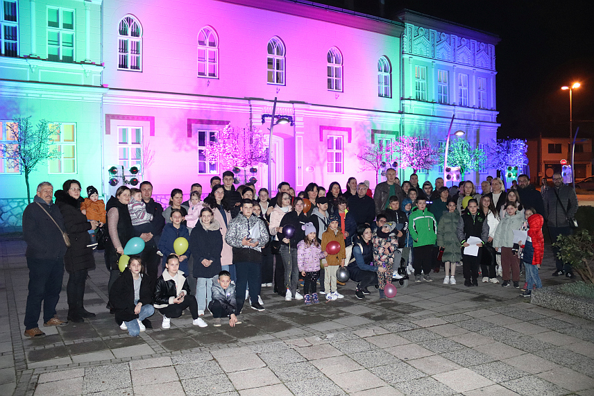 ДЕРВЕНTА, 29. ФЕБРУАРА /СРНА/ - Дервента је један од три града у Републици Српској који је подржао акцију Савеза за ријетке болести Републике Српске "Ланац свјетлости", а Народна библиотека "Бранко Радичевић" вечерас је била освијетљена посебним бојама у знак солидарности са обољелима из ове рањиве групације.