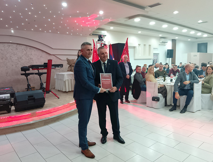 БРЧКО, 29.ФЕБРУАРА /СРНА/ -Потпредсједник СНСД-а Радован Вишковић и предсједник Општинког одбора СНСД-а Брчко Синиша Милић на обиљежавању 25 година Општинског одбора СНСД-а у Брчком.