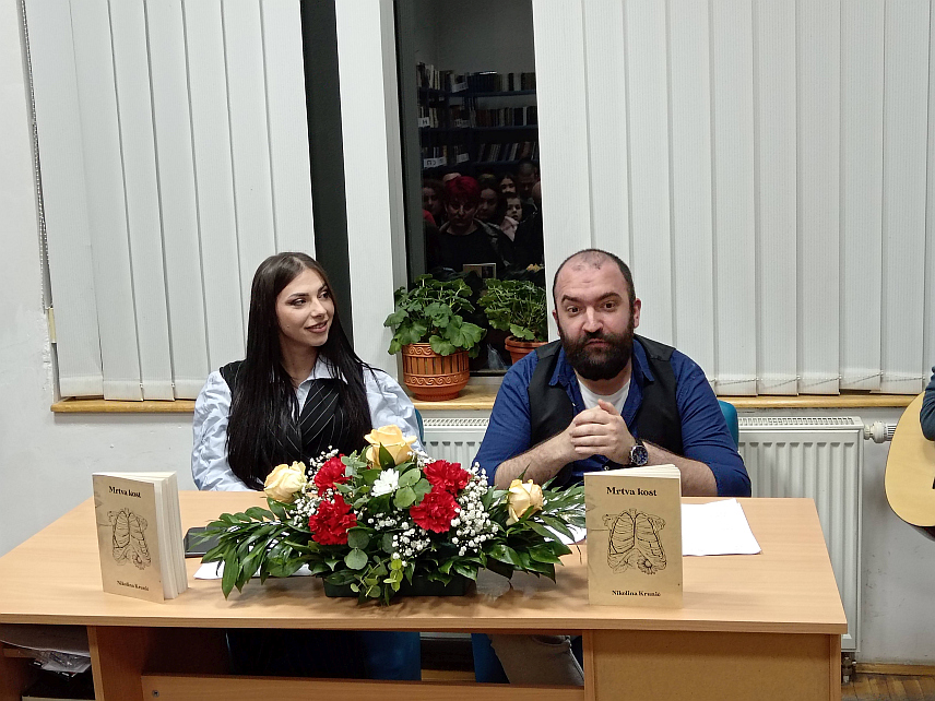 СОКОЛАЦ, 29. ФЕБРУАРА /СРНА/ - Сокочанка Николина Крунић, промовисала је у Народној библиотеци Соколац своју прву збирку пјесама "Мртва кост" и представила се публици етно-пјесмом, као још једним од талената којима је обдарена.