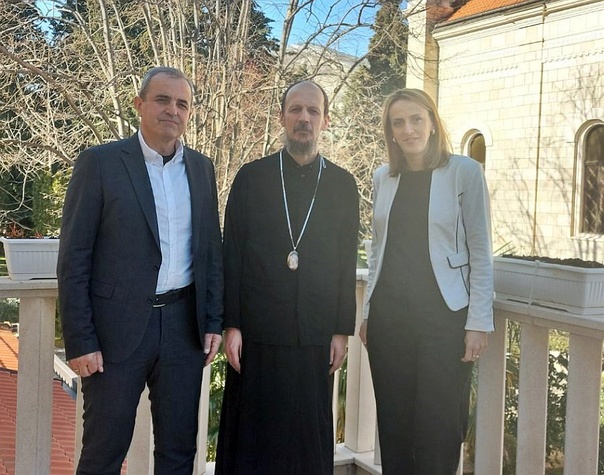 ТРЕБИЊЕ, 2. ФЕБРУАРА /СРНА/ - Његово преосвештенство епископ захумско-херцеговачки и приморски Димитрије угостио је у Епархијском двору у Требињу правобраниоца Републике Српске Милимира Говедарицу и члана Комисије за очување националних споменика Ангелину Ошап Гаћановић.