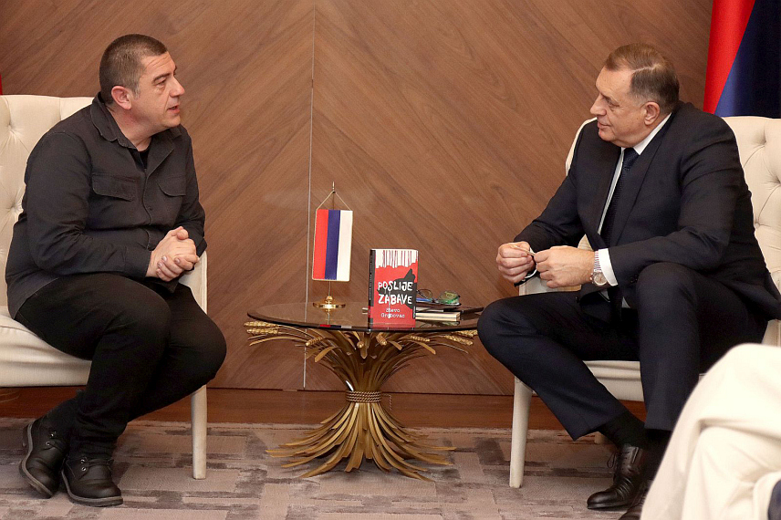 БАЊАЛУКА, 2. ФЕБРУАРА /СРНА/ - Предсједник Републике Српске Милорад Додик примио је данас Стеву Грабовца, добитника престижне НИН-ове награде за роман "Послије забаве". /фото - Борислав Здриња/