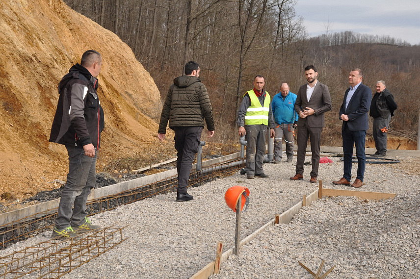 ПРИЈЕДОР, 2. ФЕБРУАРА /СРНА/ - Градоначелник Приједора Слободан Јавор посјетио је данас брдо Курево гдје је почела изградња новог, савременог прихватилишта за псе, за шта је у буџету града издвојено 85.000 КМ, саопштено је из Градске управе.