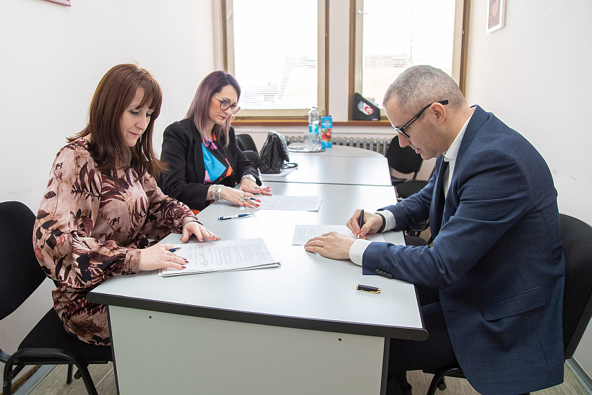 ПРЊАВОР, 2. ФЕБРУАРА /СРНА/ - Данас су Меморандум о сарадњи у реализацији рада Удружења за 2024. годину потписали градоначелник Прњавора Дарко Томаш, директор Центра за социјални рад Прњавор Драгана Радуловић и предсједник Удружења "Невен" Новка Душанић.