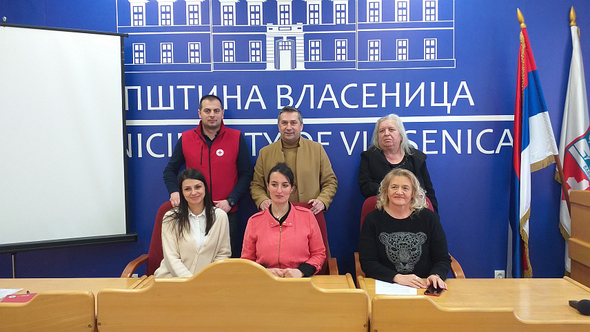 ВЛАСЕНИЦА, 2. ФЕБРУАРА /СРНА/ - Генерални секретар Црвеног крста Републике Српске Рајко Лазић потписао је данас у Власеници уговоре о реализацији пројекта "Зимска помоћ" у оквиру којег ће новчану помоћ у укупном износу од око 40.000 КМ добити социјално угрожени становници у овој општини, те у Милићима, Осмацима и Зворнику.