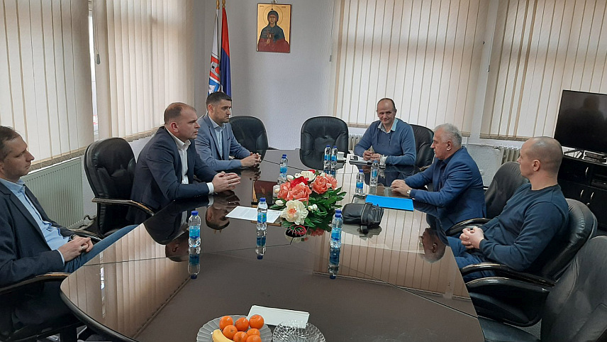 ЗВОРНИК, 2. ФЕБРУАРА /СРНА/ - Градоначелник Зворника Бојан Ивановић и предсједник Одбора за помоћ Србима на Косову и Метохији Милорад Арлов договорили су данас да овај град у другој половини јуна буде домаћин српској дјеци из јужне српске покрајине.