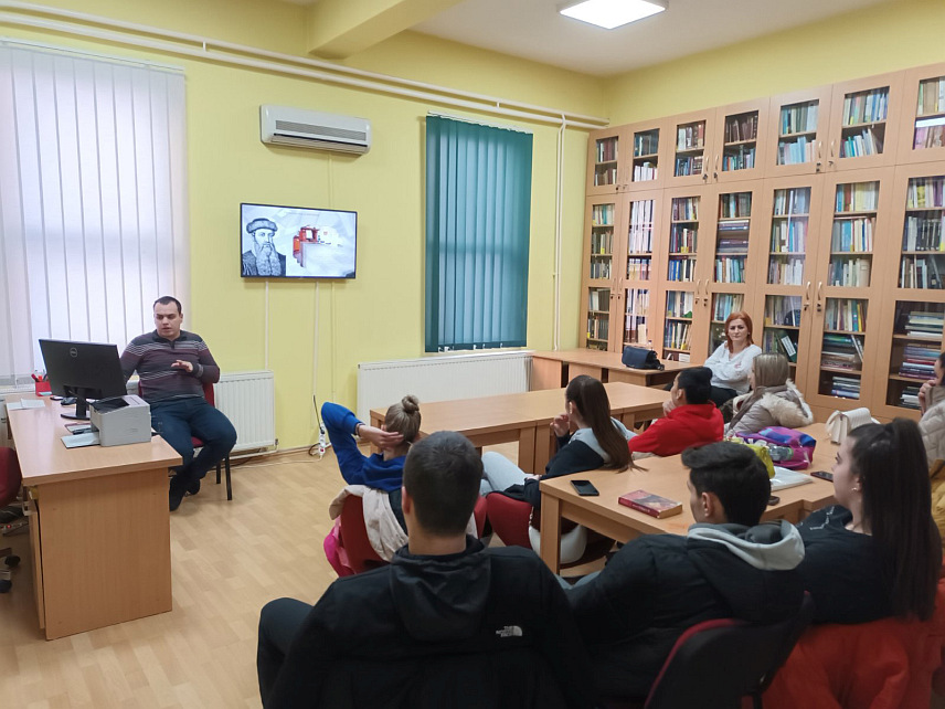 ЗВОРНИК, 2. ФЕБРУАРА /СРНА/ - Народна библиотека и музејска збирка Зворник организовала је данас презентацију и изложбу "Књига као инспирација за филм", кроз коју је наглашен значај књижевности у обликовању филмске умјетности.