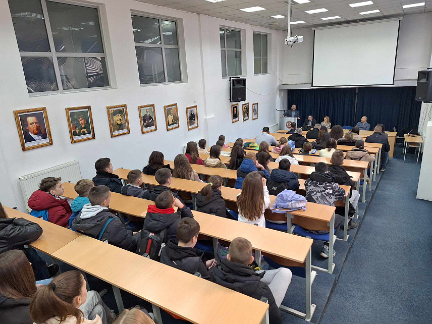 ПАЛЕ, 3. ФЕБРУАРА /СРНА/ - Светосавско такмичења младих математичара са подручја Сарајевско-романијске регије, које се одржава на Филозофском факултету Универзитета у Источном Сарајеву, окупило је око 50 основаца.