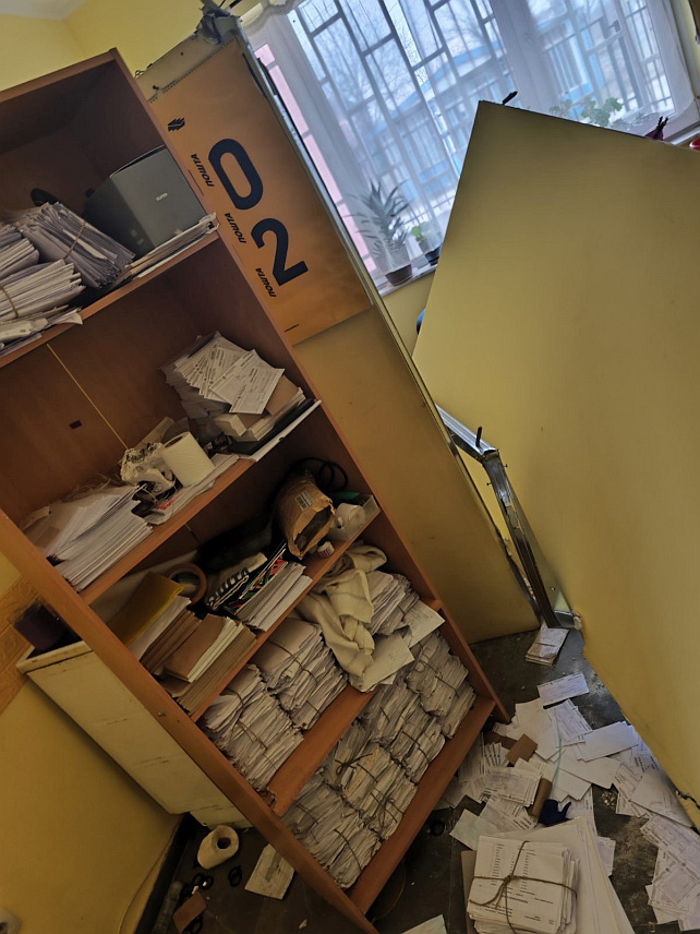 БЕОГРАД, 3. ФЕБРУАРА /СРНА/ - У Угљару код Косова Поља обијена је, а потом опљачкана и демолирана пословница "Пошта Србије", као директна посљедица одлуке премијера самопроглашеног Косова Аљбина Куртија да укине динар на Косову и Метохији и Србима онемогући сваки вид нормалног живота, саопштила је Канцеларија Владе Србије за Косово и Метохију.