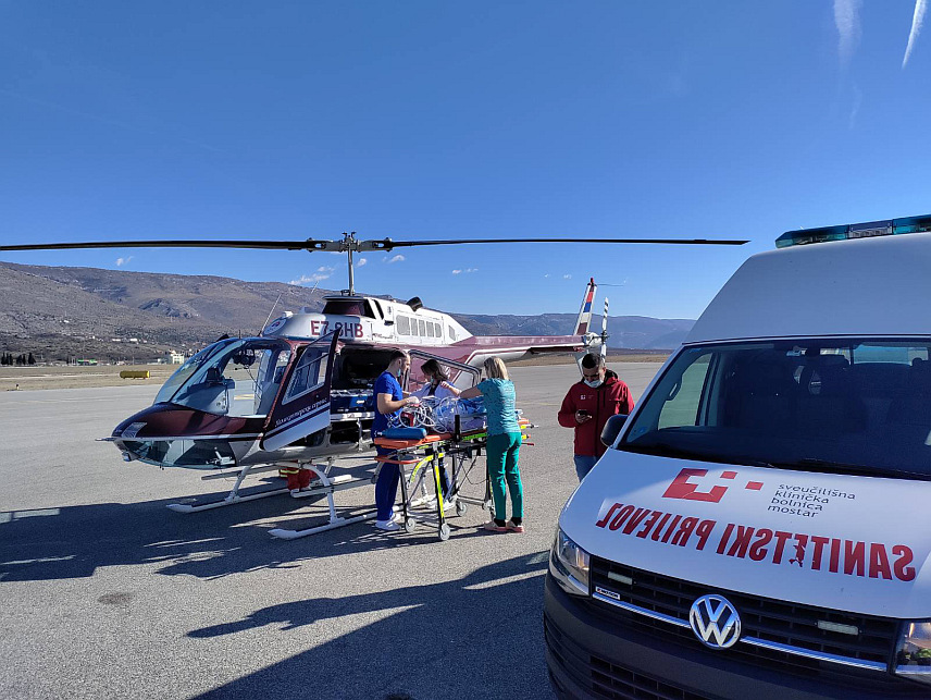 ТРЕБИЊЕ, 3. ФЕБРУАРА /СРНА/ - Припадници Хеликоптерског сервиса и љекари Универзитетског клиничког центра /УКЦ/ Републике Српске данас су успјешно извршили ваздушни медицински транспорт новорођенчета из Мостара за Београд.