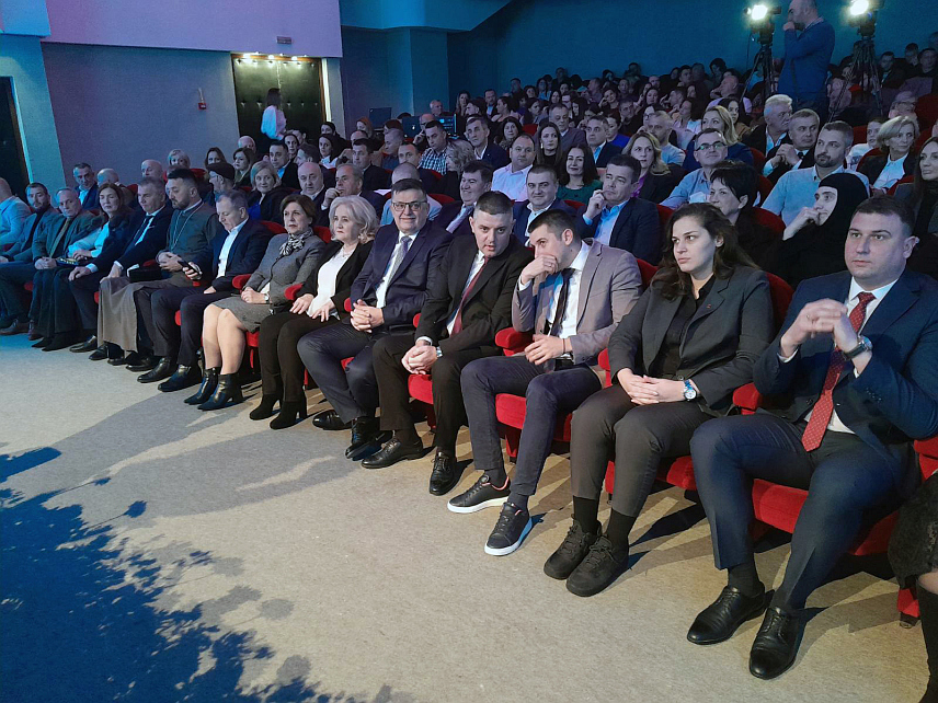 МРКОЊИЋ ГРАД, 3. ФЕБРУАРА /СРНА/ - У Мркоњић Граду вечерас је одржана свечана академија поводом Дана општине, који је установљен као дан сјећања на 4. фебруар 1996. године и повратак српског становништва на своја огњишта послије петомјесечног избјеглиштва.