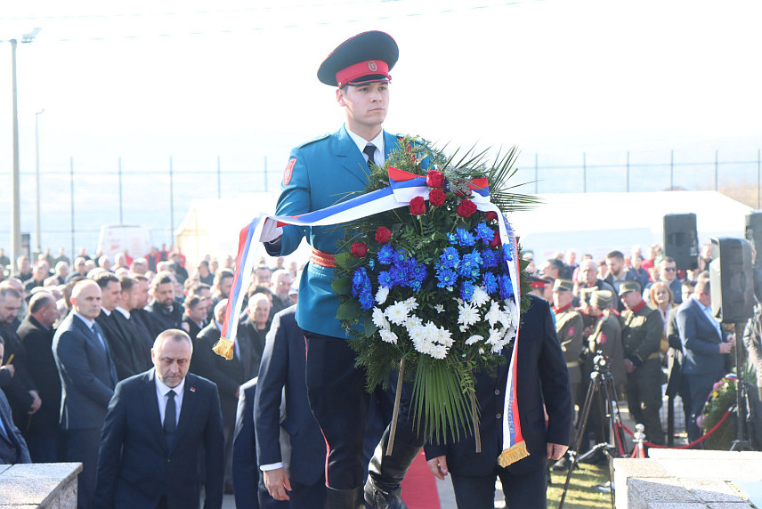 БАЊАЛУКА, 4. ФЕБРУАРА /СРНА/ - Код Спомен-костурнице у бањалучком насељу Дракулић служен је помен за више од 2.300 Срба, међу којима је било 551 дијете, које су усташе прије 82 године звјерски убиле у овом насељу и у селима Мотике, Шарговац, те у руднику Раковац.