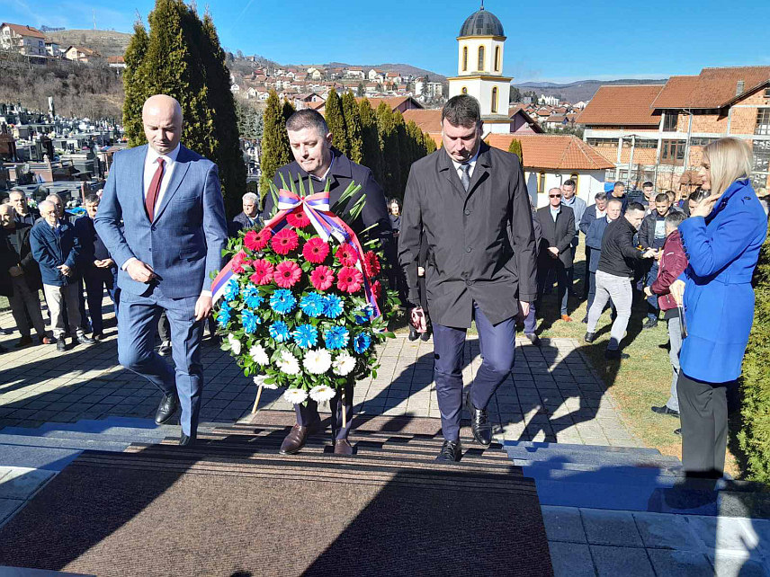 МРКОЊИЋ ГРАД, 4. ФЕБРУАРА /СРНА/ - У Мркоњић Граду данас је, поводом Дана општине, у капели Светог апостола Марка служен парастос за страдале у протеклом Одбрамбено-отаџбинском рату, након чега су бројне делегације положиле цвијеће на спомен-обиљежје масовне гробнице на православном гробљу, као и на спомен-обиљежја на Тргу српске војске.