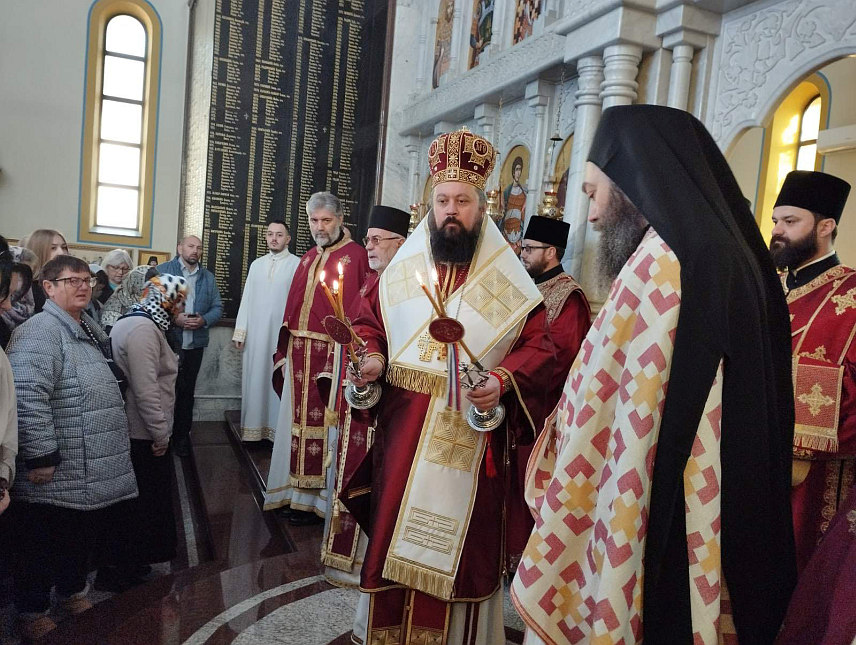 БАЊАЛУКА, 4. ФЕБРУАРА /СРНА/ - У Цркви Светог великомученика Георгија у бањалучком насељу Дракулић почела је литургија у оквиру обиљежавања 82 године од покоља више од 2.300 Срба, које су убиле усташе у овом и околним селима Мотике, Шарговац и у руднику Раковац.