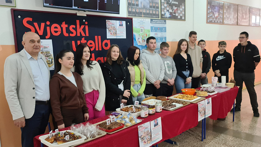 ДОБОЈ, 5. ФЕБРУАРА /СРНА/ - Савјет ученика Техничке школе у Добоју реализује данас хуманитарну акцију продаје слаткиша за помоћ бившем ученику ове школе Зорану Југовићу коме је неопходно 52.220 евра за наставак лијечења у Турској.