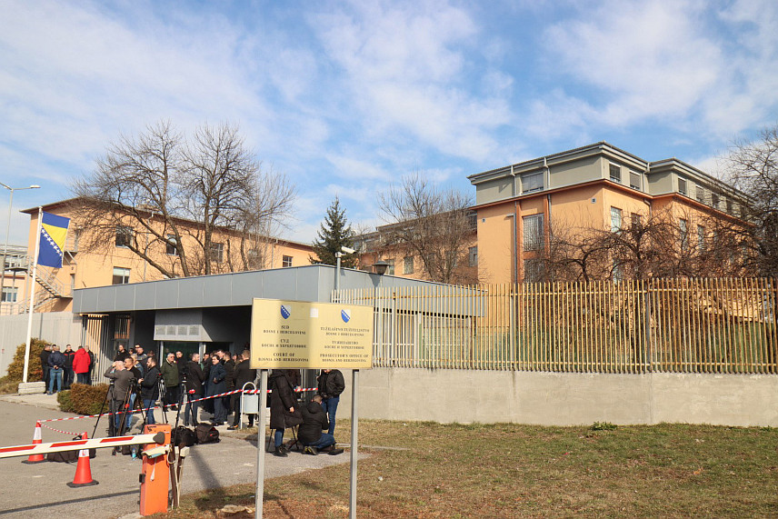 САРАЈЕВО, 5. ФЕБРУАРА /СРНА/ - Уочи данашњег претреса у предмету против предсједника Републике Српске Милорада Додика испред зграде Суда БиХ у Сарајеву су велике мјере обезбјеђања припадника кантоналног МУП-а.