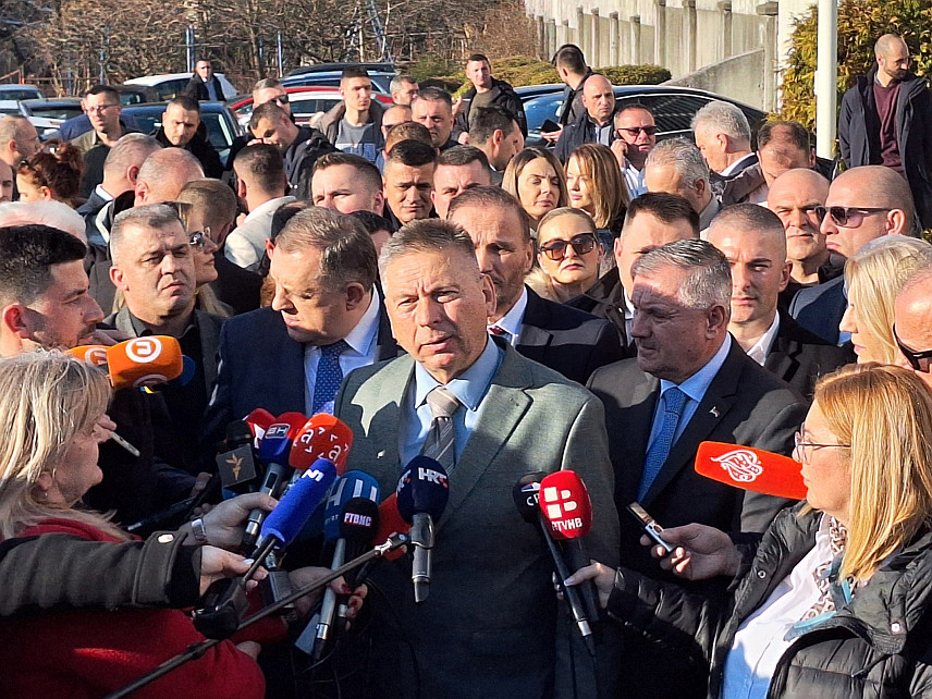 САРАЈЕВО, 5. ФЕБРУАРА /СРНА/ - На рочишту против предсједника Републике Српске Милорада Додика пред Судом БиХ директно је прекршен закон тако што је приликом читања оптужнице наведен и вршилац дужности директора "Службеног гласника" Милош Лукић, иако је поступак раздвојен, рекао је бранилац предсједника Горан Бубић.