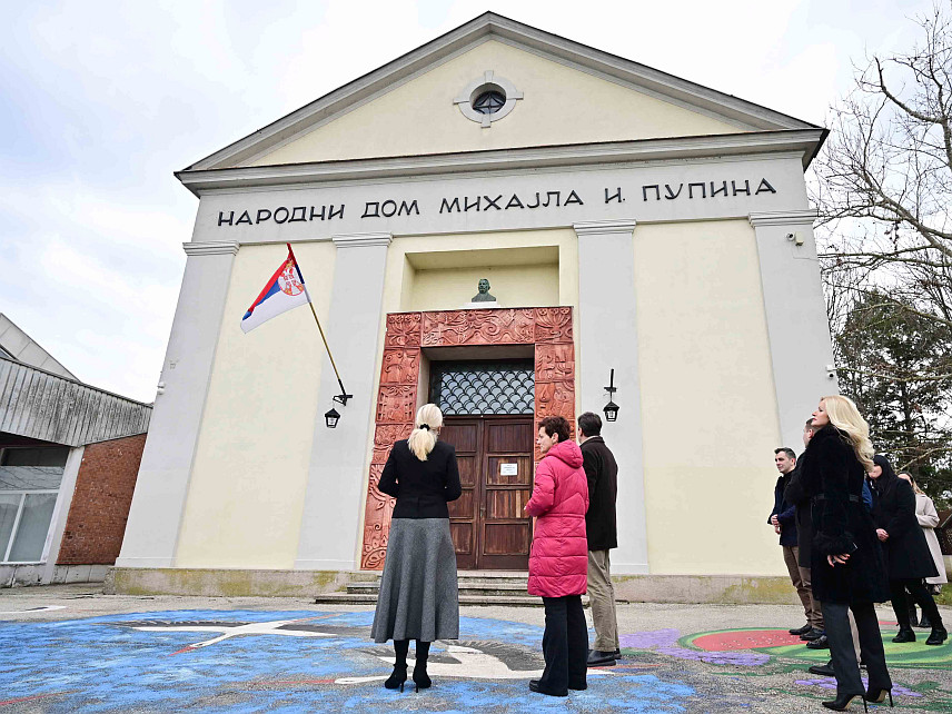 БЕОГРАД, 5. ФЕБРУАРА /СРНА/ - Министар науке, технолошког развоја и иновација Србије Јелена Беговић у обиласку Меморијалног комплекса Михајла Пупина у Идвору