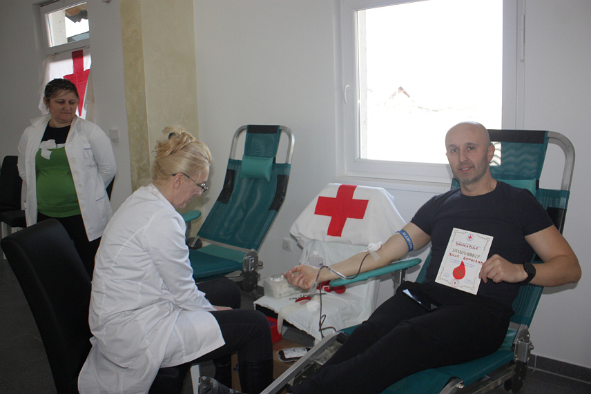 ВУКОСАВЉЕ, 5. ФЕБРУАРА /СРНА/ - У акцији добровољног давања крви у Вукосављу данас је прикупљено 76 доза крви за потребе Опште болнице "Свети апостол Лука" у Добоју.