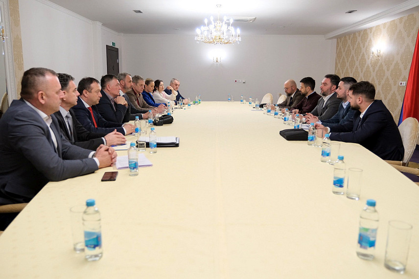 ИСТОЧНО САРАЈЕВО, 5. ФЕБРУАРА /СРНА/ - У Источном Сарајеву одржан је састанак замјеника предсједавајуће Савјета министара Сташе Кошарца и министра финансија и трезора Срђана Амиџића са руководиоцима институција на нивоу БиХ, који су именовани на приједлог Републике Српске.