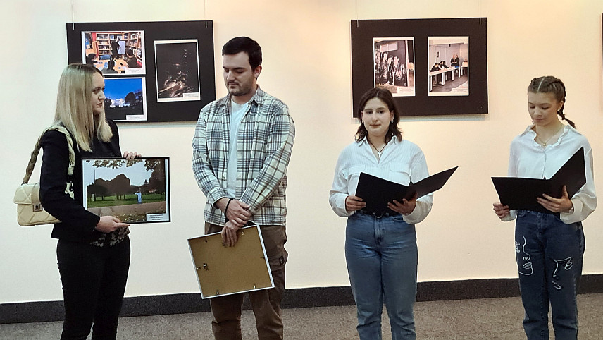 ДОБОЈ, 5. ФЕБРУАРА /СРНА/ - Изложбом фотографија "Добој-слика мог града", неформална група младих из овог града приказала је своје ставове о добрим и лошим стварима у овој локалних заједници.