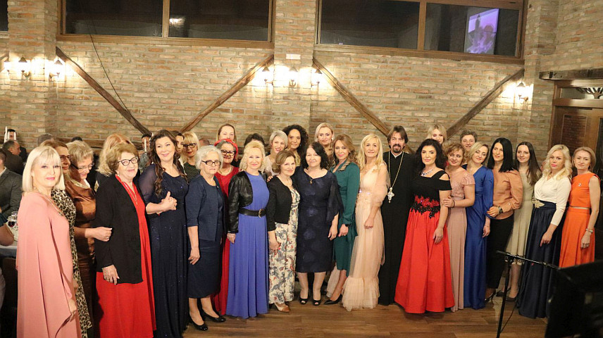 ДЕРВЕНТА, 5. ФЕБРУАРА /СРНА/ - У Дервенти је синоћ одржан четврти Светосавски бал, у организацији Кола српских сестара "Царица Милица", а сакупљени прилог од улазница и добровољних прилога намијењен је за изградњу Светосавског дома у Српској Вароши.	
