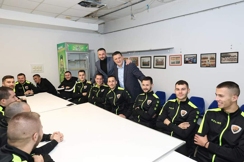 БАЊАЛУКА, 6. ФЕБРУАРА /СРНА/ - Предсједник Градског одбора СНСД-а Бањалука Владо Ђајић са предсједником Скупштине града Бањалука Љубом Нинковићем присуствовао прозивци фудбалера Фудбалског клуба /ФК/ "Лауш", обећао је даљу подршку овом клубу и играчима.