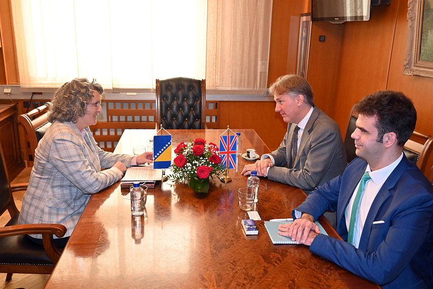 САРАЈЕВО, 6. ФЕБРАУАРА /СРНА/ - Велика Британија подржава независност, интегритет и вјеродостојност Централне банке БиХ и њен циљ да очува стабилност КМ, рекао је британски амбасадор Џулијан Рајли током састанка са гувернером ове банке Јасмином Селимовић.