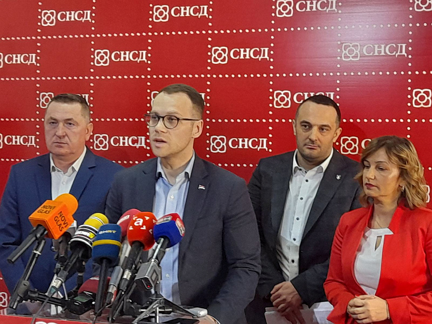 БИЈЕЉИНА, 6. ФЕБРУАРА /СРНА/ - Секретар Градског одбора СНСД-а Бијељина Бојан Савић на конференцији за новинаре.