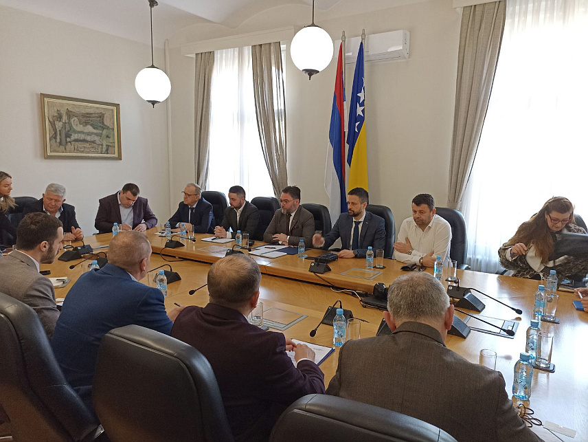 САРАЈЕВО, 6. ФЕБРУАРА /СРНА/ - Замјеник предсједавајуће Савјета министара Сташа Кошарац организовао је данас у Сарајеву састанак о проблемима и безбједносним изазовима са којима се свакодневно сусрећу српски повратници у Федерацији БиХ /ФБиХ/.