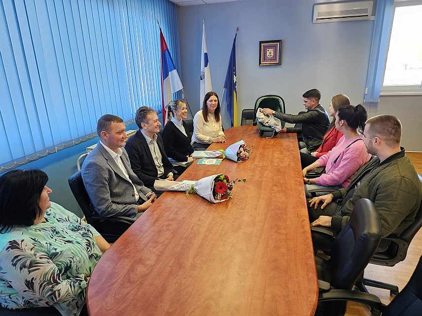 УГЉЕВИК, 6. ФЕБРУАРА /СРНА/ - Начелник општине Угљевик Василије Перић даровао је данас двије прворођене бебе у овој години из ове подмајевичке општине