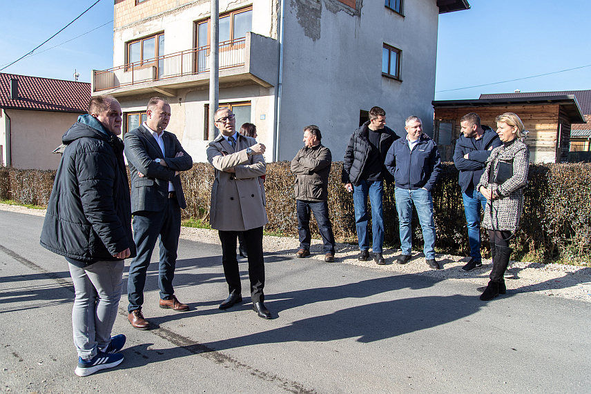 ПРЊАВОР, 6. ФЕБРУАРА /СРНА/ - У Прњавору је реконструисана Улица Бранка Ћопића, захваљујући заједничком улагању Фонда за повратак БиХ и града Прњавор