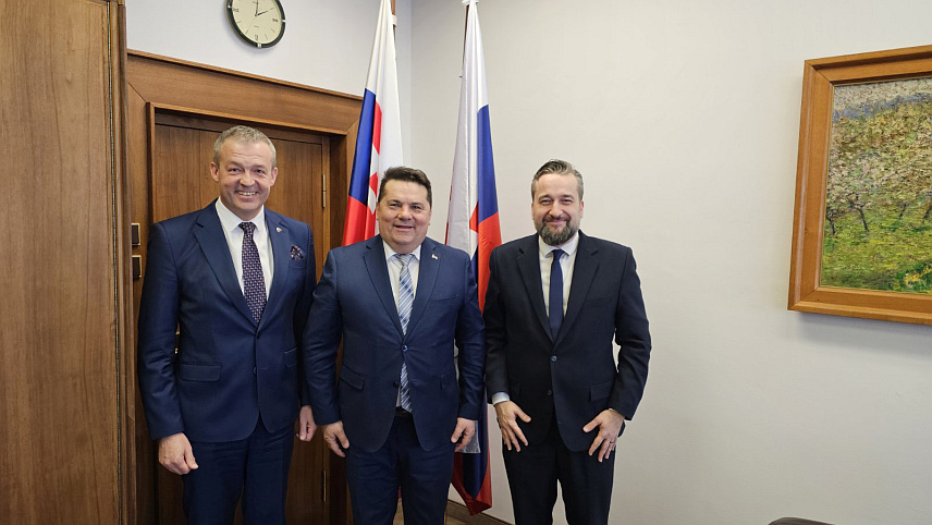 БРАТИСЛАВА, 6. ФЕБРУАРА /СРНА/ - Предсједник Народне скупштине Републике Српске Ненад Стевандић на састанку са потпредсједником Националног савјета Словачке Љубошом Блахом и гувернером Тренчинске регије Јарославом Хашком да су односи Словака и Срба традиционално добри.