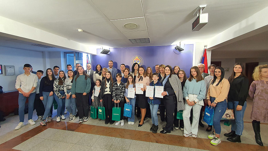 БАЊАЛУКА, 6. ФЕБРУАРА /СРНА/ - Министар просвјете и културе Републике Српске Жељка Стојичић уручила је данас награде ученицима-ауторима награђених радова на такмичењу "Како бити сигуран на интернету" за школску 2023/2024. годину.