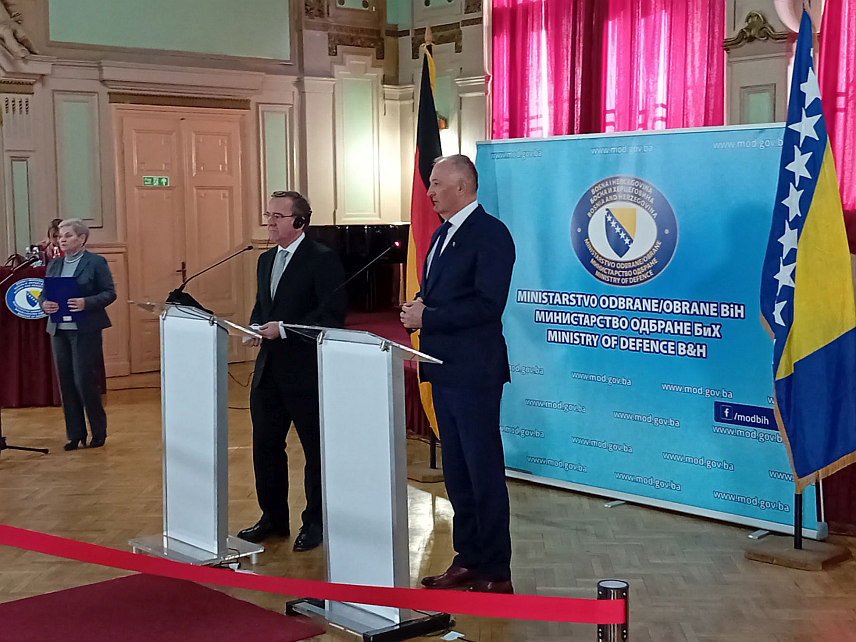 САРАЈЕВО, 6. ЈАНУАРА /СРНА/ - Министар одбране Њемачке Борис Писторијус са министром одбране у Савјету министара Зуканом Хелезом на конференцији за новинаре након састанка.