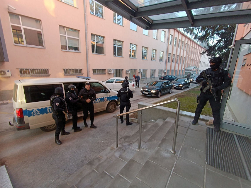 САРАЈЕВО, 6. ФЕБРУАРА /СРНА/ - Тужилаштво БиХ упутило је Суду БиХ приједлог за одређивање притвора за три лица, која су ухапшена у оквиру акције кодног назива "Спартакус", а доводе се у везу са извршењем кривичних дјела у области организованог криминалитета.