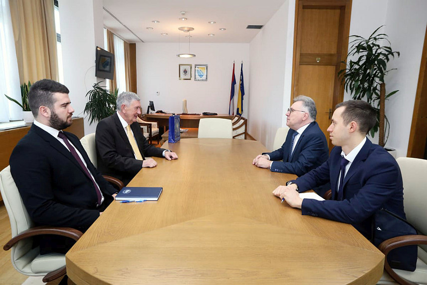 САРАЈЕВО, 6. ФЕБРУАРА /СРНА/ - Замјеник предсједавајућег Представничког дома Парламентарне скупштине БиХ Небојша Радмановић разговарао је данас са амбасадором Руске Федерације у БиХ Игором Калабуховом о актуелној политичкој ситуацији у БиХ.