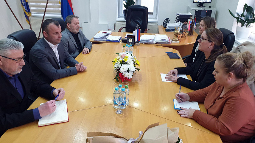 СРЕБРЕНИЦА, 6. ФЕБРУАРА /СРНА/ - Амбасадор Шведске у БиХ Елена Лагерлоф током данашње посјете Сребреници упозната је о великом српском страдању у овој локалној заједници у Одбрамбено-отаџбинском рату у БиХ, о чему се у међународним круговима не говори, рекао је начелник општине Младен Грујичић.