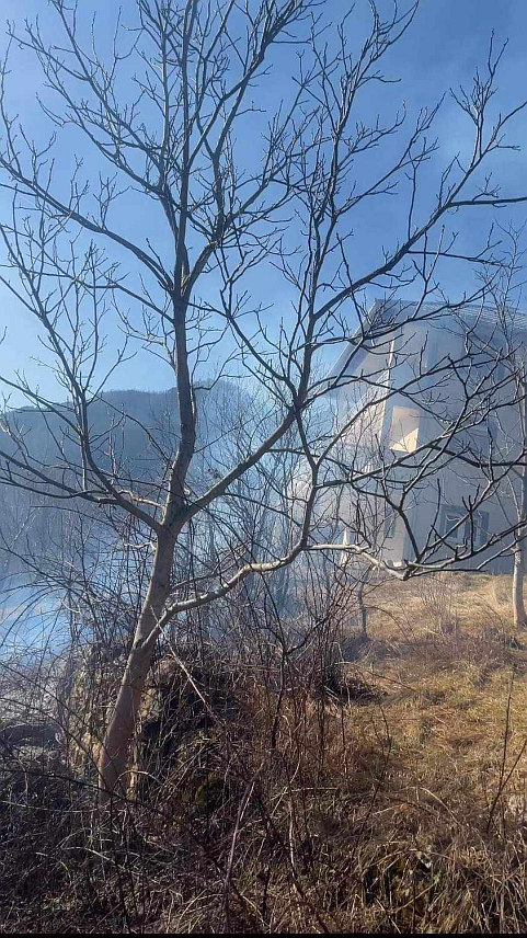 МИЛИЋИ, 6. ФЕБРУАРА /СРНА/ - Ватрогасци су данас брзом интервенцијом угасили пожар у селу Герови у општини Милићи који је пријетио да угрози трафостаницу и ширио се ка четири куће.