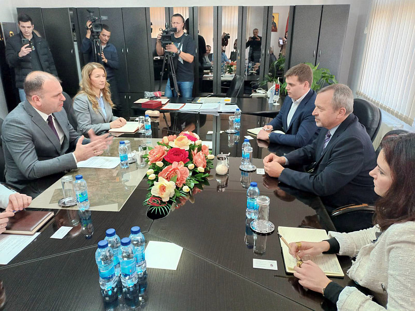 ЗВОРНИК, 6. ФЕБРУАРА /СРНА/ - Градоначелник Зворника Бојан Ивановић разговарао је данас са отрпавником послова чешке Амбасаде у БиХ Јозефом Зрзавецким о заједничком пројекту унапређења канализационе мреже у насељу Брањево, али и о будућим пројектима који су од значаја за грађане ове локалне самоуправе.