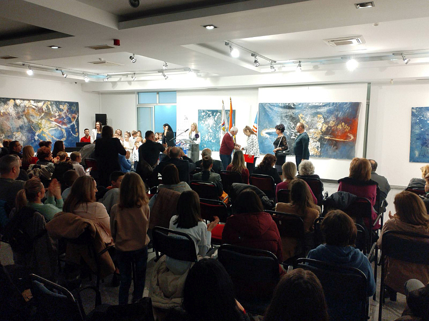 БИЈЕЉИНА, 6. ФЕБРУАРА /СРНА/ - Градска борачка организација Бијељина вечерас је додијелила награде најбољима са смотре дјечијег литерарног и ликовног стваралаштва о теми "Републико Српска у срцу те носим, тобом се поносим" у којој су учествовале 24 основне школе у регији.