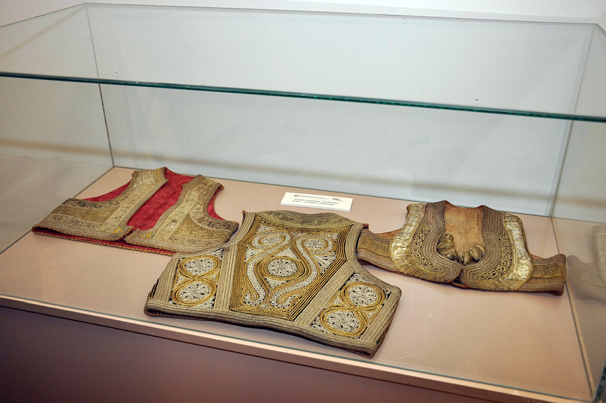 ПРИЈЕДОР, 6. ФЕБРУАРА /СРНА/ - У Музеју Козаре вечерас је отворена изложба "Вез и златовез" из Етнолошке збирке Музеја Херцеговине Требиње, аутора Божане Ђузеловић, на којој су представљени украшени текстилни предмети, који припадају традиционалној култури Херцеговине са краја 19. и почетка 20. вијека.