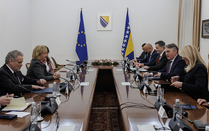 САРАЈЕВО, 6. ФЕБРУАРА /СРНА/ - Чланови Предсједништва БиХ разговарали су данас у Сарајеву са извршним директором за Европу у Европској служби за спољне послове Ангелином Ајхорст.